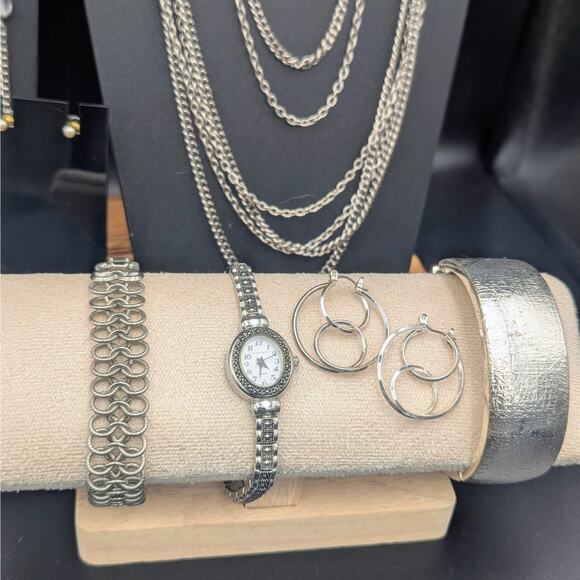 Moonlit Metallics – 12-Piece Silver Shine Jewelry & Purse Curated Set - Picture 3 of 8